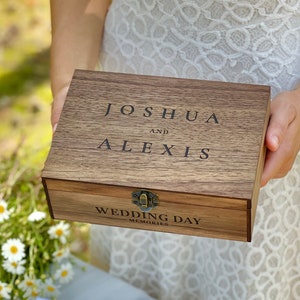 Cadeau de mariage, de fiançailles pour un couple - Boîte personnalisée en bois pour cartes souvenir. Cadeaux de Saint-Valentin pour femme, boîte pour cartes de mariage