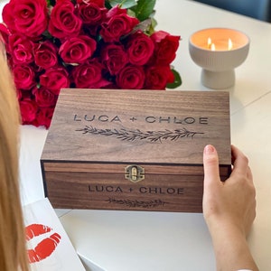 Scatola ricordo personalizzata, in legno, per matrimonio, San Valentino, anniversario, coppia, regalo d'amore per lui e il suo fidanzato, scatola in legno con lucchetto personalizzata