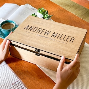 Scatola in legno personalizzata con nome per ricordi, ricordi - regalo di Natale, regalo per lui, fidanzato, ragazzo, ragazzo, testimone di nozze, amico per il compleanno