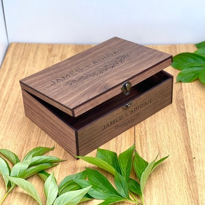 Recuerdo, caja de madera con tapa abatible - Regalo de Navidad para novio, novia, él, ella, caja de madera pequeña, grande con caja de almacenamiento personalizada