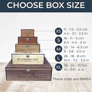 Puede incluir: Cuatro cajas de madera de diferentes tama&ntilde;os con texto grabado y tapas. Las cajas est&aacute;n apiladas una encima de la otra. El texto en las cajas dice "Robert & Deana 15 de octubre de 2021", "Jessica & Michael", "Wedding Day Memories" y "Michael and Jessica". Las cajas est&aacute;n disponibles en cinco tama&ntilde;os: XS (11 x 7,5 x 5,5 cm / 4,4 x 3,1 x 2,2 pulgadas), S (16 x 11 x 5 cm / 6,4 x 4,4 x 2 pulgadas), M (20 x 14 x 6,3 cm / 8 x 5,6 x 2,5 pulgadas), L (26 x 18 x 8 cm / 10,4 x 7,2 x 3,2 pulgadas) y XL (35 x 24 x 10 cm / 14 x 9,6 x 4 pulgadas). El texto "Estos tama&ntilde;os son INTERIORES" est&aacute; escrito debajo de las cajas.