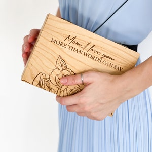 Puede incluir: Una caja de madera con un dise&ntilde;o floral y el texto "Mam&aacute;, te quiero m&aacute;s de lo que las palabras pueden decir".