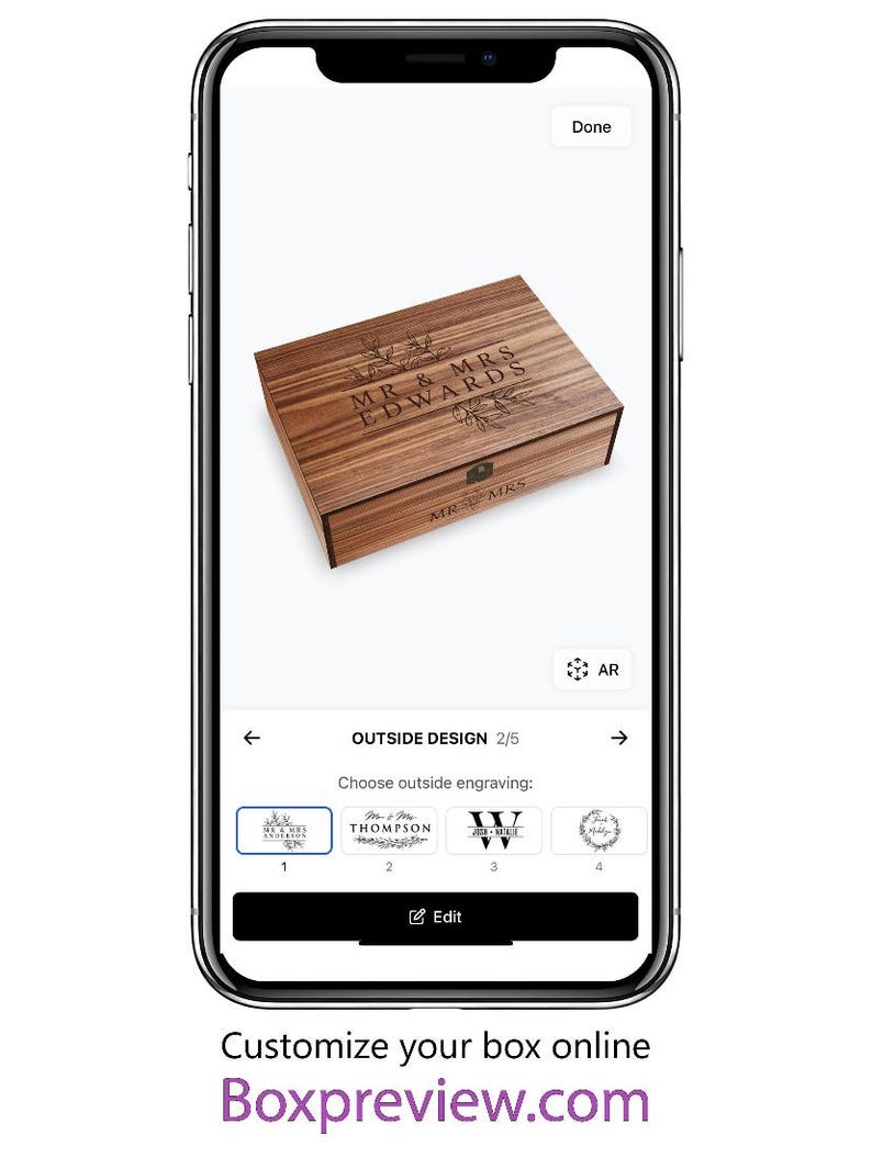 Pu&ograve; includere: Una scatola di legno con incisione personalizzata "MR & MRS EDWARDS" e decorazioni floreali. La scatola &egrave; visualizzata sullo schermo di uno smartphone, mostrando le opzioni di personalizzazione. Il sito web Boxpreview.com &egrave; visibile in basso.
