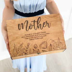 Regalo personalizado del día de la madre para la nueva futura mamá madre, bisabuela de la hija, hijo marido caja de regalo de recuerdo de madera con memoria personalizada imagen 2