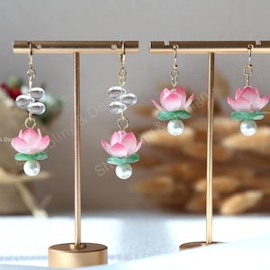 Boucles d'oreilles pendantes 3D fleur de lotus rose : bijoux floraux faits main sur nénuphar