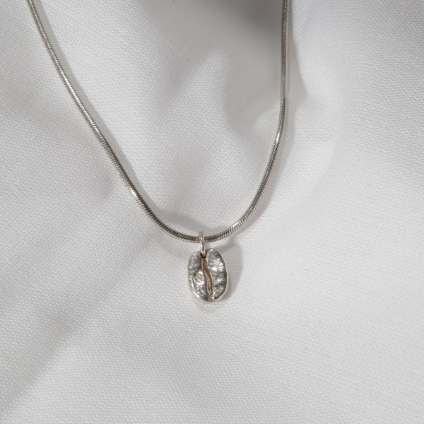 Collier "grain de café" sur une chaîne serpent en argent. Un grain de café naturel (Arabica) modelé en argent 925