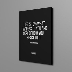 Puede incluir: Cita motivacional en blanco y negro sobre un fondo negro. La cita dice: "La vida es un 10% lo que te sucede y un 90% de cómo reaccionas." - Charles R. Swindoll. La palabra "STRIVE" está impresa en blanco en la parte inferior de la imagen.