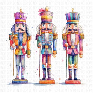 Könnte beinhalten: Drei Nussknacker-Figuren im Aquarellstil in leuchtenden Farben. Jeder Soldat trägt eine andere Uniform, einschließlich Hüte, Jacken und Stiefel. Sie stehen auf rechteckigen Sockeln und halten Stäbe, ideal für die Weihnachtsdekoration.