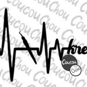 以下が含まれることがあります： 歯の道具とハートが描かれた心臓の鼓動の白黒のグラフィックデザイン。テキスト「kreativ」はスタイリッシュなフォントで書かれています。