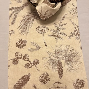 Chemin de table pour Thanksgiving ou Noël : Pommes de pin et champignons, motif neutre
