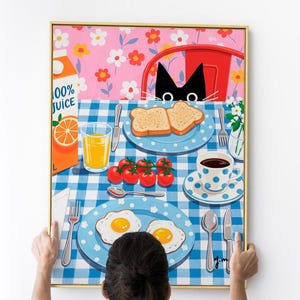 Impresión artística de desayuno de gato negro caprichoso, acogedora decoración de pared de cocina con huevos soleados, tostadas, jugo, café y tomates cherry, linda ilustración de gato.