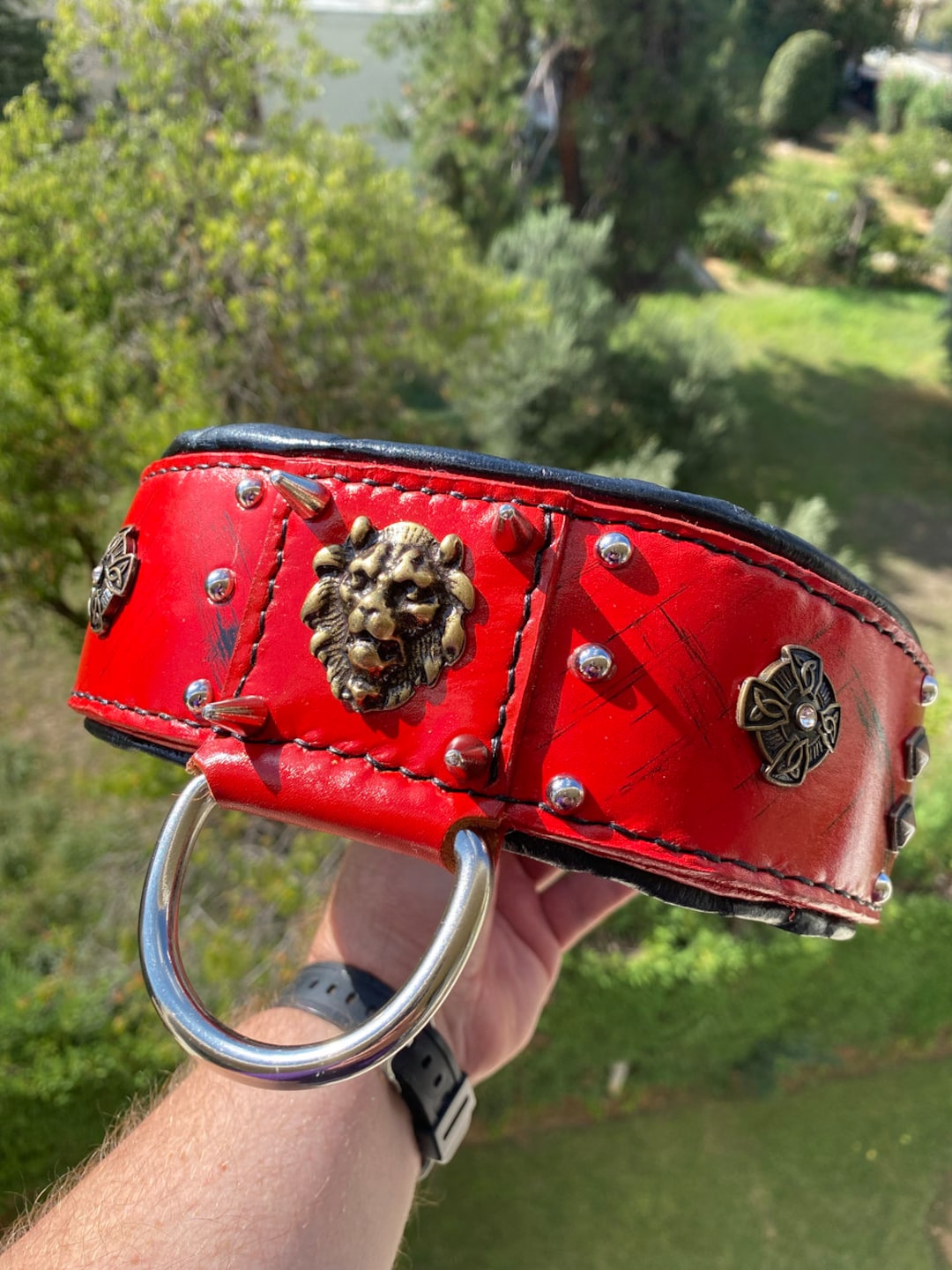 赤い革の犬用首輪：丈夫な犬種のための手作りのスタッズ付き首輪