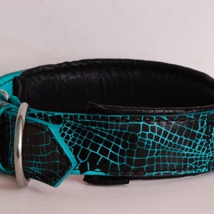 Peut inclure: Un collier de chien en cuir noir avec un motif crocodile turquoise et une boucle argentée.