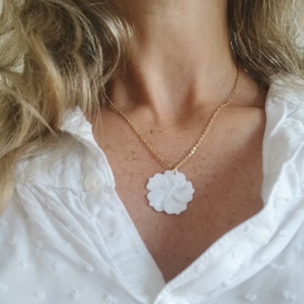 Collier avec pendentif fleur en nacre en acier inoxydable doré