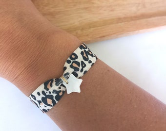 Bracelet élastique chouchou léopard ou tacheté avec breloque en nacre