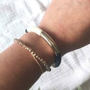 Bracelet jonc Alex or, noir et crème, bracelet élastique en perles tube incurvés, bijou vintage image 2