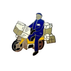 Vintage Post Man Relivering Parcels Pin, Pequeño regalo para cartero Mail Man Mailperson, Regalo de jubilación para cartero, Alfiler de esmalte de alfiler de corbata