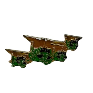 Peut inclure: Épinglette en métal doré avec trois hélicoptères verts alignés. Les hélicoptères ont des détails noirs et sont fixés à une base en métal doré.