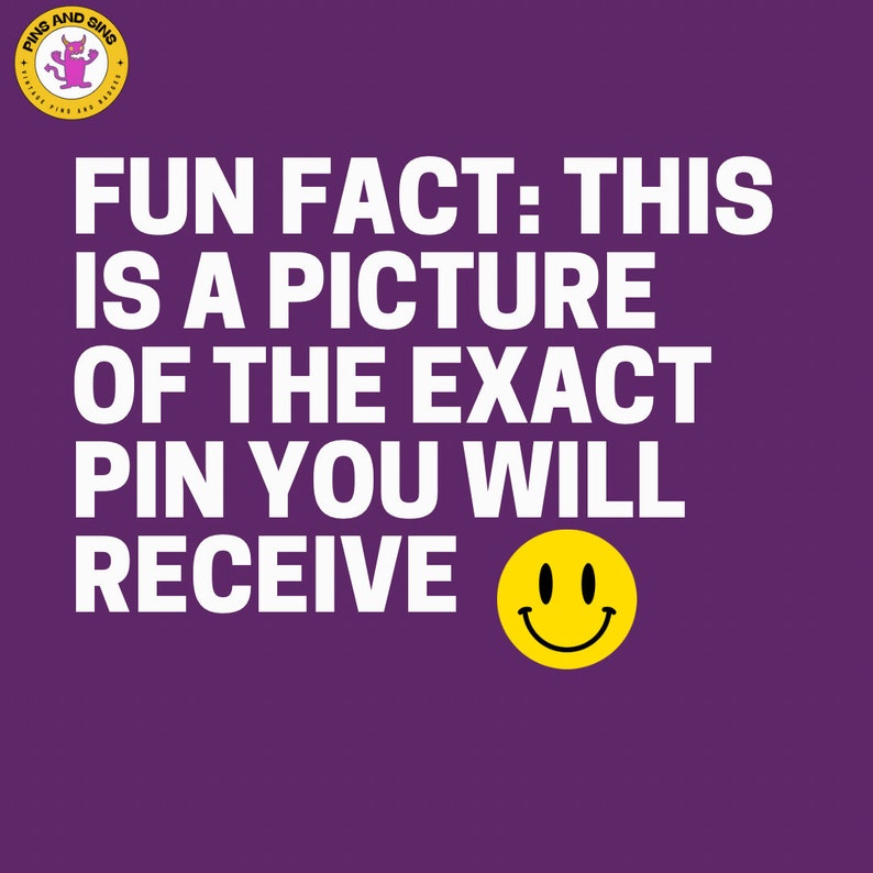 Puede incluir: Un fondo morado con texto blanco que dice "FUN FACT: THIS IS A PICTURE OF THE EXACT PIN YOU WILL RECEIVE". Una cara sonriente amarilla est&aacute; debajo del texto.