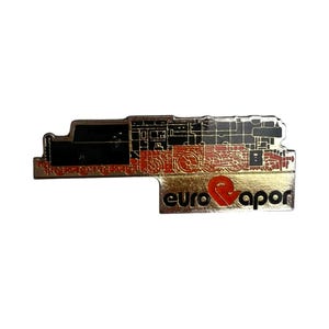 Peut inclure: Épingle dorée représentant une locomotive à vapeur noire et rouge. L'épingle porte l'inscription "euro vapor" en rouge et blanc, avec un logo stylisé en forme de cœur.