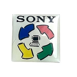 Könnte beinhalten: Quadratischer Knopf mit dem Wort "SONY" in schwarzen Großbuchstaben. Der Knopf zeigt eine Computergrafik in der Mitte, umgeben von vier gebogenen Pfeilen in Blau, Rosa, Gelb und Grün.