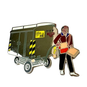 Vintage Post Man entregando paquetes Pin, pequeño regalo para cartero cartero, regalo de jubilación para trabajador postal, alfiler de esmalte de alfiler de corbata