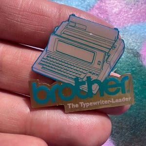 Pin de máquina de escribir electrónica Brother vintage, regalo retro para escritores.
