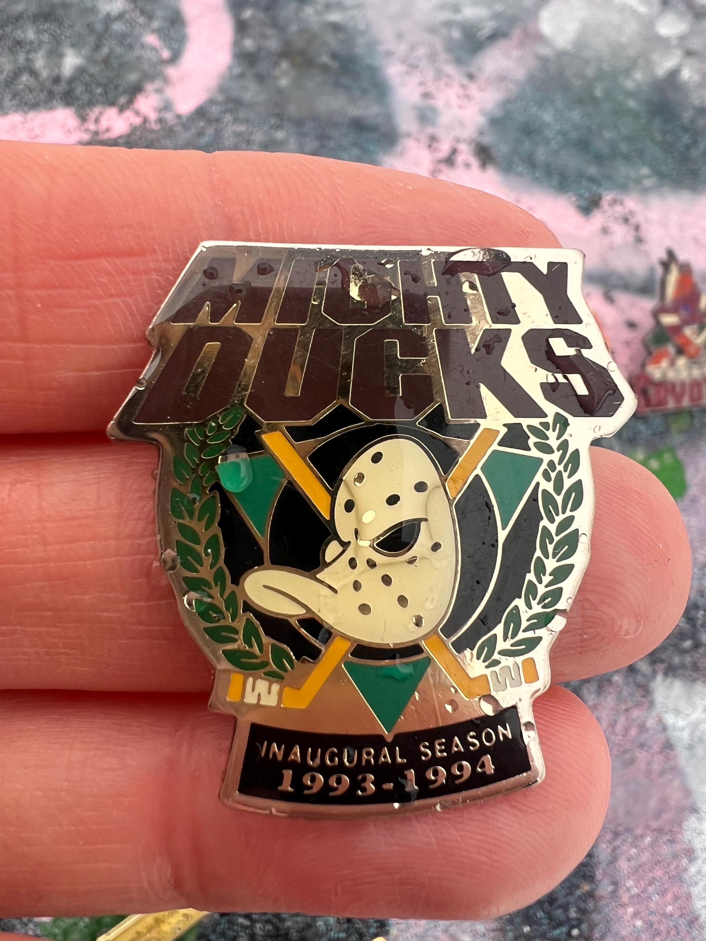 イギリス Worcestershire関連のヴィンテージエナメルバッジ