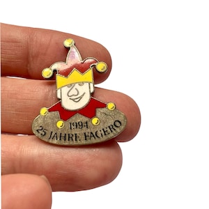 Spilla vintage Jester Clown: distintivo Arlecchino Clowncore 1994