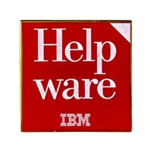 Può includere: Una spilla quadrata rossa con il testo bianco "Helpware" e il logo IBM in basso. La spilla ha un bordo dorato e un piccolo triangolo bianco glitterato nell'angolo in alto a destra.