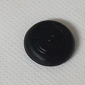 Könnte beinhalten: Zwei schwarze Gummi-Daumenkappen für einen Gamecontroller.