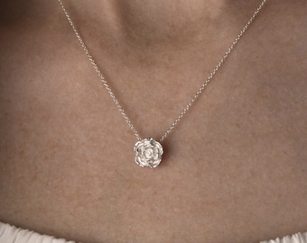 ネックレス・ペンダント AE ROSE NECKLACE MINI SILVER Silver Rose Necklace, Rose Pendant, Personalized