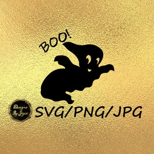 Könnte beinhalten: Eine schwarze Silhouette eines freundlichen Gespenstes mit dem Wort "BOO!" darüber. Das Bild ist auf goldenem Hintergrund mit dem Text "SVG/PNG/JPG" unterhalb des Gespenstes.