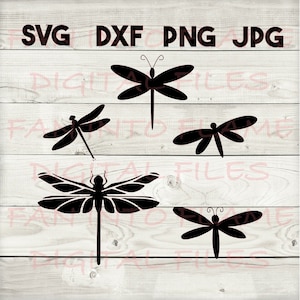 Może przedstawiać: Pięć czarnych sylwetkowych wzorów ważek na tle imitującym drewno. Ważki są w różnych rozmiarach i pozycjach. Tekst "SVG DXF PNG JPG" znajduje się w górnej części obrazu.