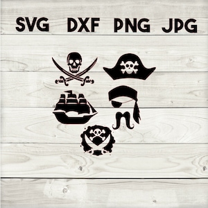 Könnte beinhalten: Ein Set mit fünf schwarzen und weißen SVG-Schnittdateien zum Thema Piraten. Das Set enthält einen Totenkopf mit Knochen, einen Piratenhut, eine Augenklappe, einen Schnurrbart und ein Schiff.