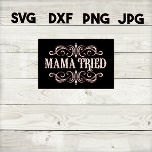 K&ouml;nnte beinhalten: Schwarzwei&szlig;grafik mit einem dekorativen Schn&ouml;rkeldesign und dem Text "MAMA TRIED" in einer Vintage-Schrift.