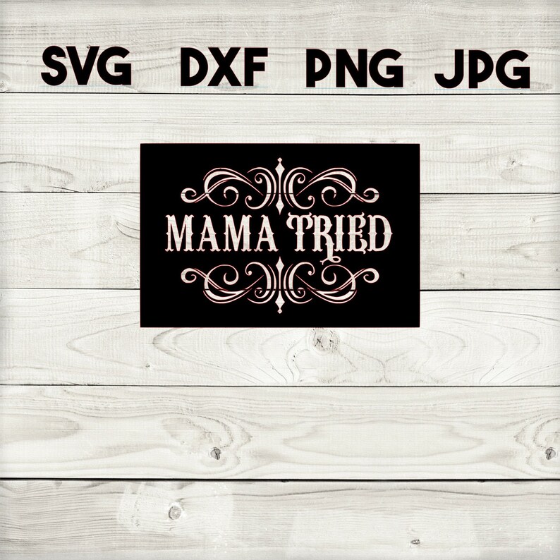 K&ouml;nnte beinhalten: Schwarzwei&szlig;grafik mit einem dekorativen Schn&ouml;rkeldesign und dem Text "MAMA TRIED" in einer Vintage-Schrift.
