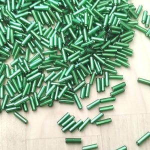 ライムグリーン シルバーライン 丸穴ガラス ビューグル ビーズ ジュエリー作り用 6-8 mm ビューグル ビーズ