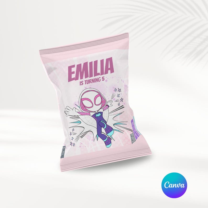 K&ouml;nnte beinhalten: Rosa-wei&szlig;er Chipst&uuml;te mit einem Cartoon-Bild eines M&auml;dchens in einem wei&szlig;en und violetten Spinnenkost&uuml;m. Der Text "EMILIA IS TURNING 5" ist auf der T&uuml;te aufgedruckt.