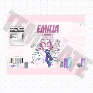 K&ouml;nnte beinhalten: Eine rosa-wei&szlig;e Geburtstags-Geschenk-Tasche mit einem Comic-Superhelden-M&auml;dchen mit einem Spinnen-Design. Die Tasche tr&auml;gt den Text "EMILIA IS TURNING 5" und eine Liste von Geburtstags-Fakten.