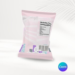 K&ouml;nnte beinhalten: Eine rosa und wei&szlig;e Snackt&uuml;te mit einem Stadtbild und einem Spinnennetz-Design. Die T&uuml;te hat ein N&auml;hrwert-Etikett mit dem Titel "Birthday Facts" mit einer Liste von Zutaten wie "Fun", "Family & Friends", "Cake", "Happiness", "Birthday Wishes", "Gifts", "Laughter", "Memories" und "Love". Die T&uuml;te hat auch einen Barcode mit der Nummer 54698726114.