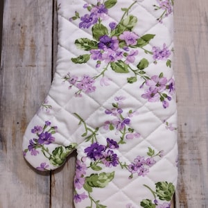 Oven mitt with thumb
