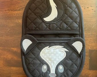 Black and White Skunk Finger Oven Mitt, Trivet, Hot Pad, Oven Mitt, Gift (b)