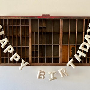 Guirnalda de fieltro con pancarta de FELIZ CUMPLEAÑOS - Colores blancos - Decoración neutra para fiesta de cumpleaños infantil