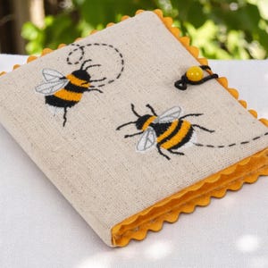ÉTUI À AIGUILLES POUR ABEILLES Beau motif brodé d'abeilles avec épingles et aiguilles