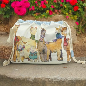Sac à cordon en tricot et crochet Alpagas and Friends Design par Emma Ball