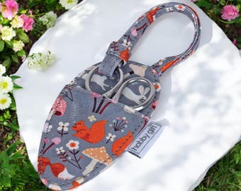FORBICI DA RICAMO in un astuccio in tessuto con motivo Woodland Toadstool