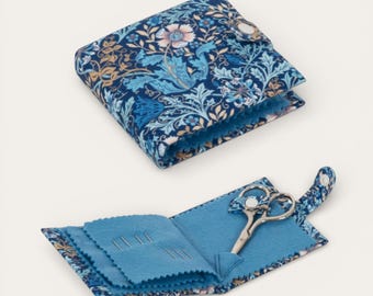 WOODBLOCK FLORAL Nadeldose mit Schere, Pins & Nadeln. Marineblauer Blumenstoff