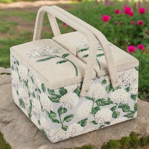Cesto da cucito con coperchio doppio grande, modello Hydrangea. Disponibile con kit da cucito di qualità opzionale.
