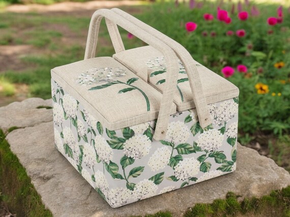 Boîte à Couture Brodée Hortensia - Taille Moyenne (18,5x25,5x14,5 Cm) - Plateau Amovible, Poche, Coussin à épingles - Rangement Organisé